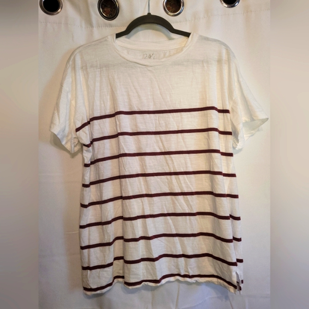 White/Burgundy XL Maurices tee